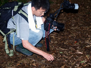 ガラスヒバァを手に持つ徳田君