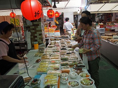 御惣菜を購入する妻