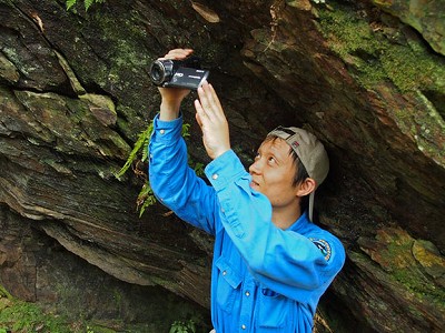 撮影する新井さん