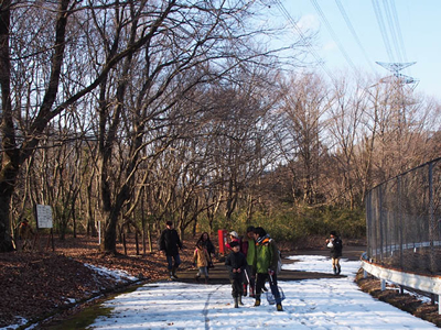雪道を進む参加者