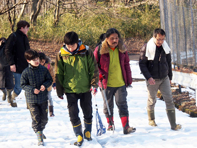 雪道を進む参加者